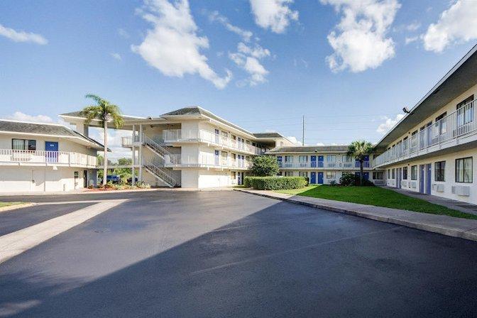 Motel 6 Lakeland, FL