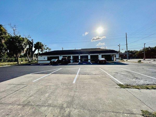 BIG DOG LAUNDRY - COLLEGE HILL