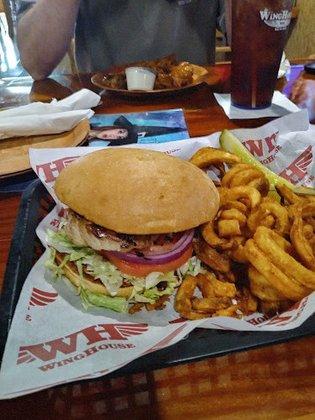 WingHouse Bar & Grill