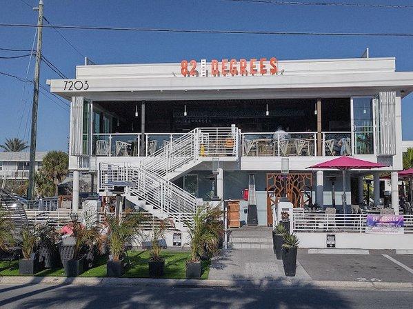 82 Degrees Bar - Grill