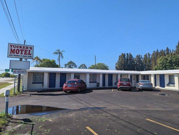 Tucker's Motel