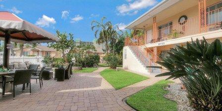 Carlton House Apartment Motel