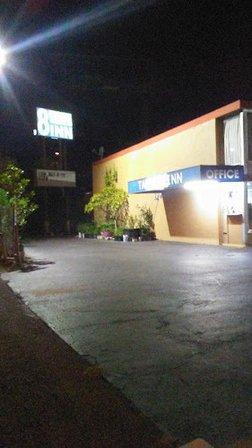 Tampa 8 Inn