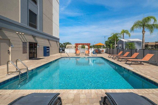 Holiday Inn Express & Suites Lakeland South by IHG