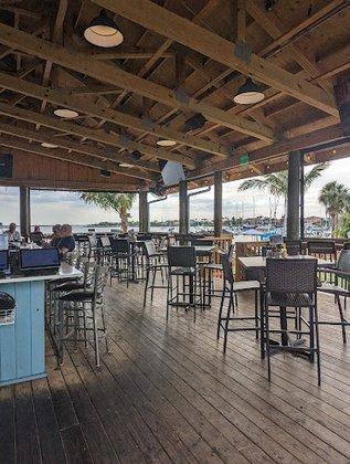 Finn's Dockside Bar & Grill
