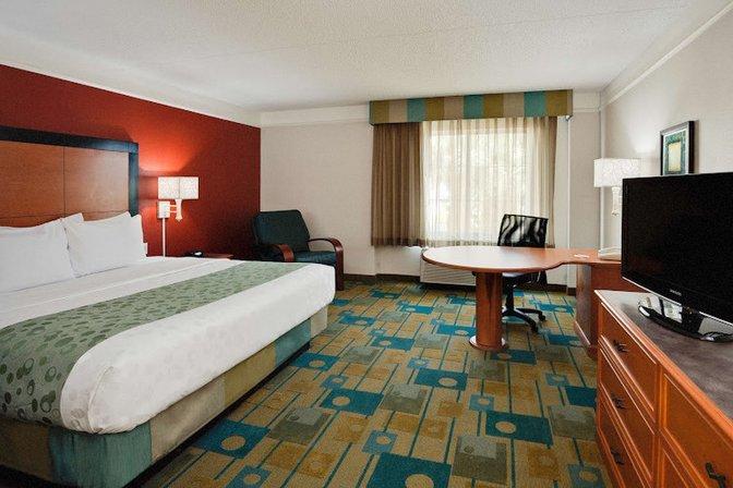 La Quinta Inn & Suites by Wyndham USF (Near Busch Gardens)