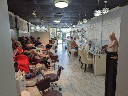 AT Nails & Spa