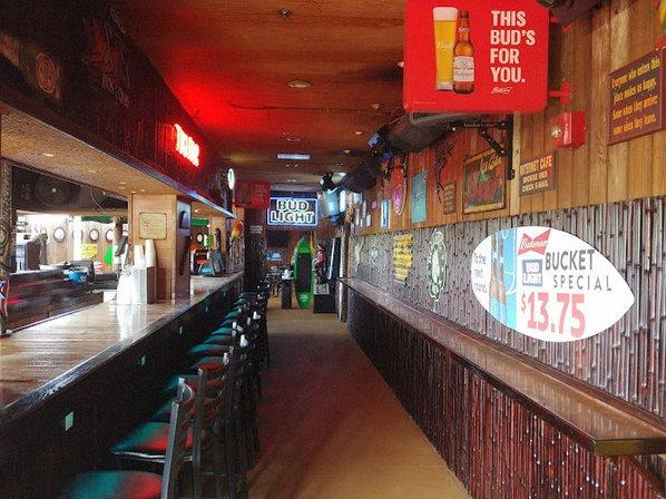 Lucky's Sports, Oyster, & Tiki Bar