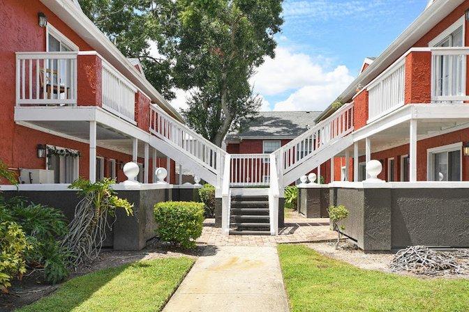 Lake Azzure Apartments
