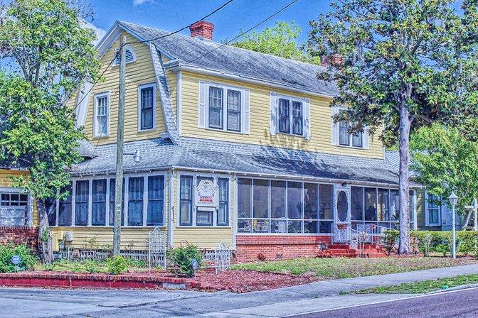 Strawberry House B & B