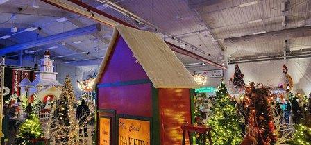Christmas Lane 2508 W Oak Ave