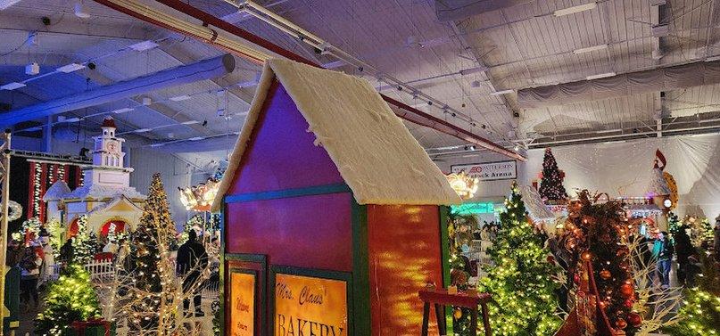 Christmas Lane 2508 W Oak Ave