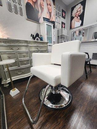 Lisa Willaert BLONDE HAIR Color Specialist