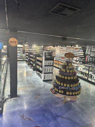 Cali’s Smoke Shop, Kratom Bar, CBD Dispensary & Cigar Lounge / RIVERVIEW