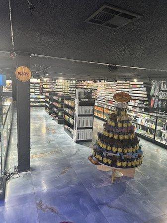 Cali’s Smoke Shop, Kratom Bar, CBD Dispensary & Cigar Lounge / RIVERVIEW