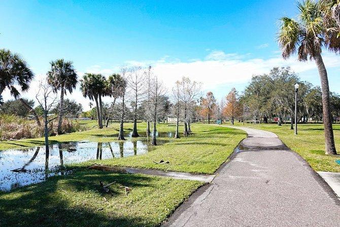 Dell Holmes Park