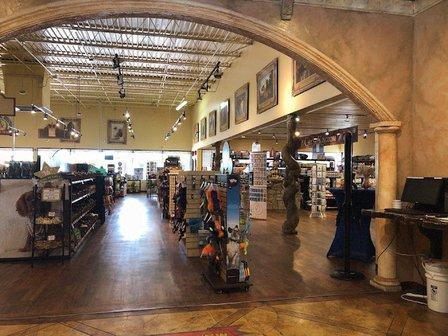 Royal Pets Market, Resort, Veterinary Center