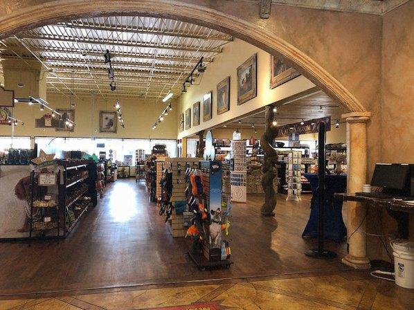Royal Pets Market, Resort, Veterinary Center
