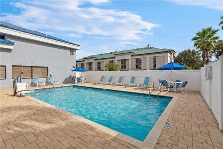 Days Inn & Suites by Wyndham Lakeland