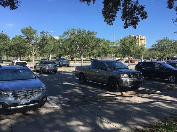 799 Bay Shore Dr NE Parking