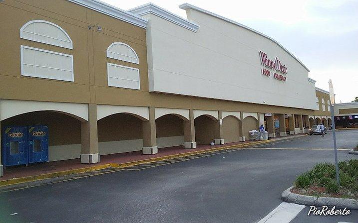 Woodlake Plaza
