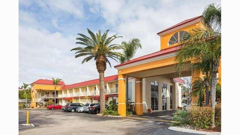 Days Inn & Suites by Wyndham Port Richey