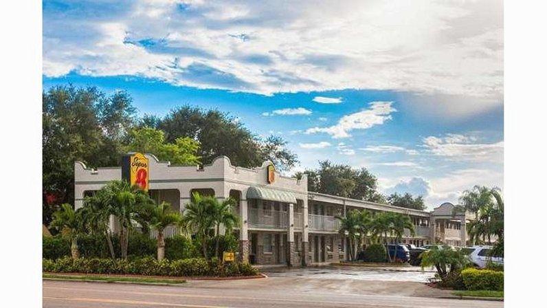 Super 8 by Wyndham Bradenton Sarasota Area