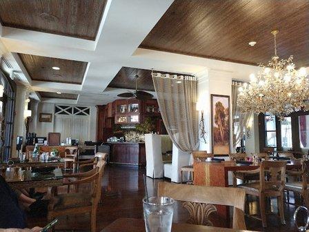 Lakeside Bar + Grill