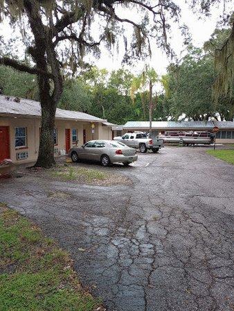 Oaks Motel