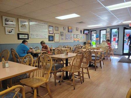 Robin's Downtown Cafe