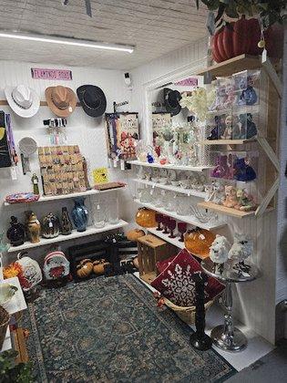Sisters Junktiques Vintage Market