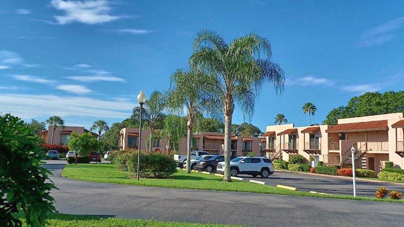 La Casa Condominiums