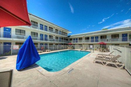 Motel 6 Bradenton, FL