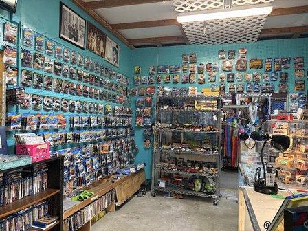 Roxy’s Hot Vinyl Records & Collectibles