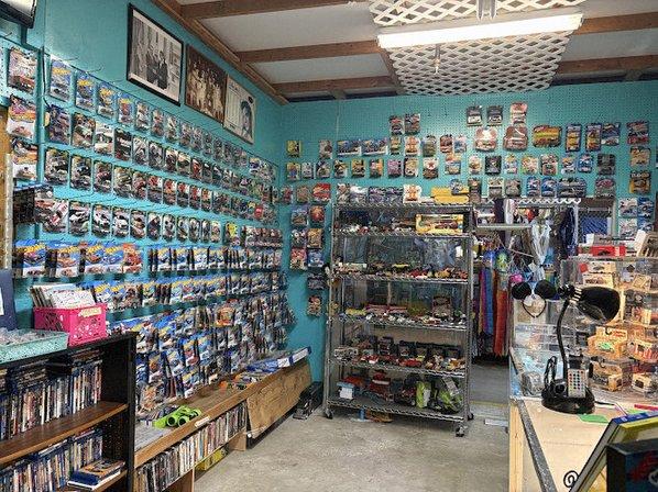 Roxy’s Hot Vinyl Records & Collectibles