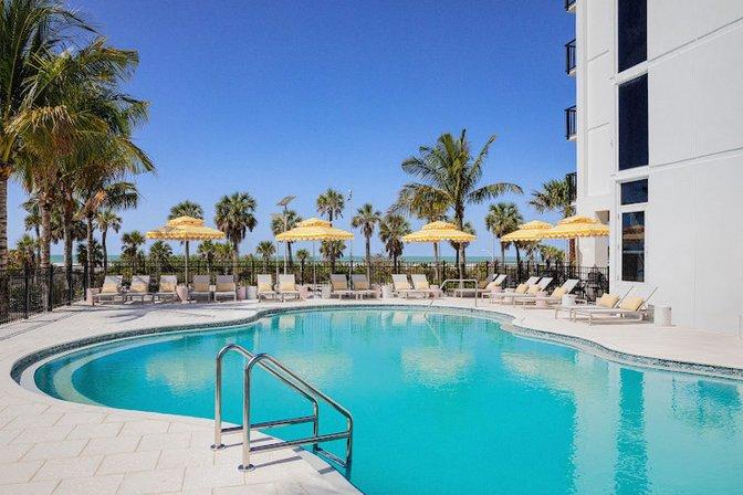 Cirque St. Armands Beachside