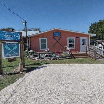Ms. Fins Oarhouse Marina & Bait Shop